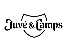 Logotipo en texto negro de "Juvé & Camps" con diseño de escudo en el fondo.