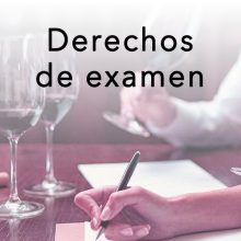 Una mano con un bolígrafo escribe en un papel junto a copas de vino vacías; sobre la imagen se lee "Derechos de examen.
